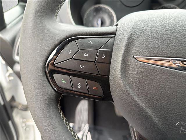 Used 2025 Chrysler Pacifica Limited FWD image 15