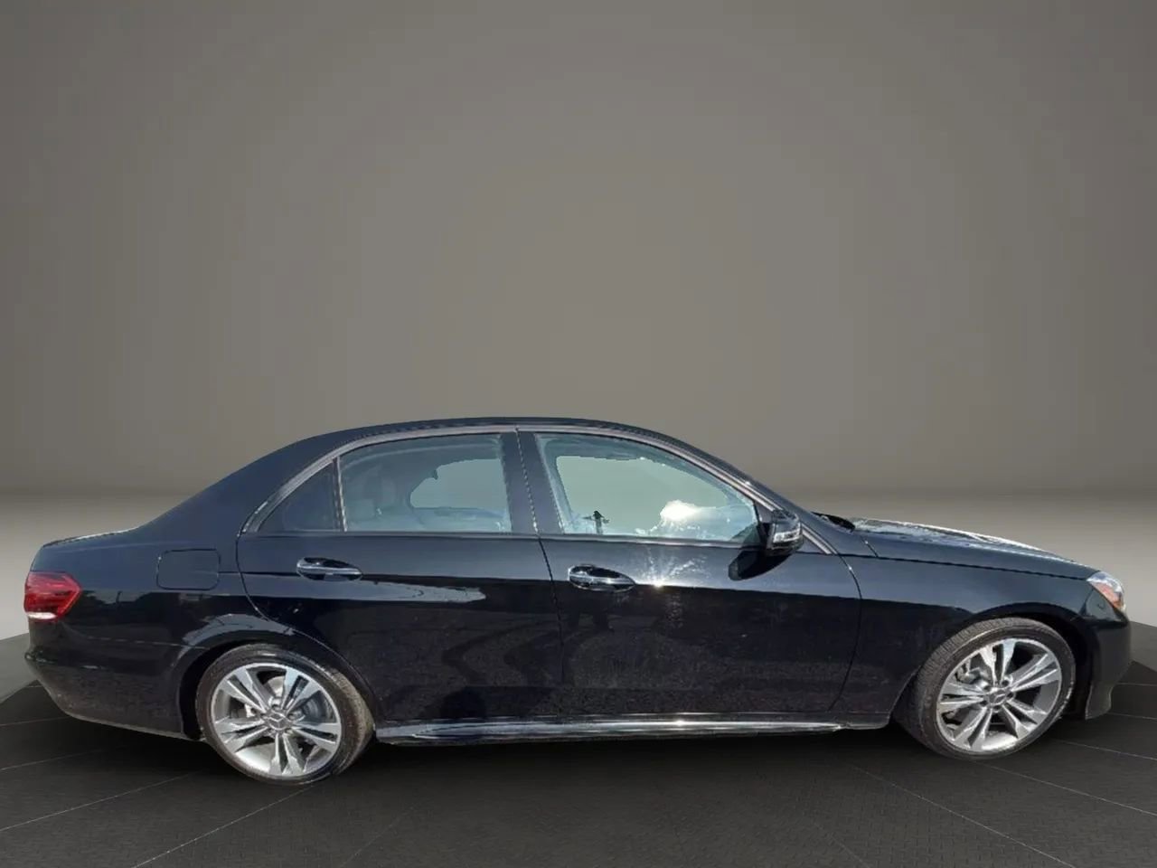 Used 2016 Mercedes-Benz E 350 4MATIC Sedan image 4