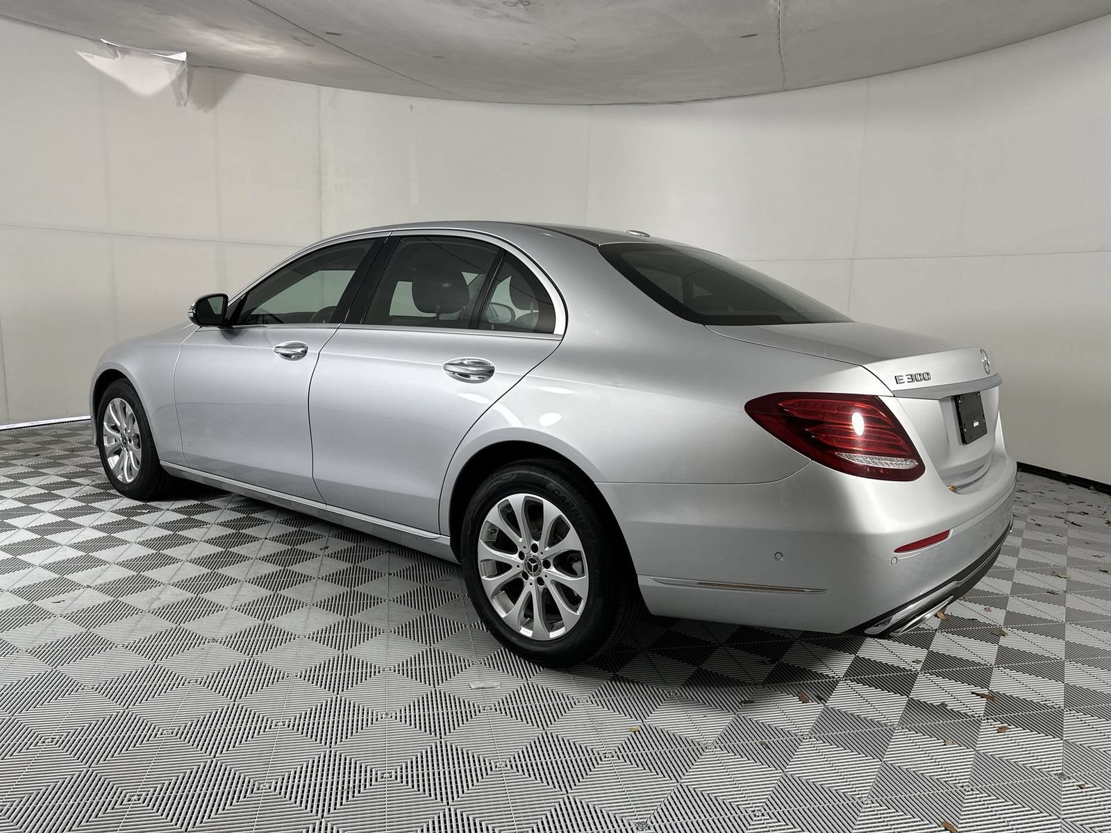 Used 2018 Mercedes-Benz E 300 4MATIC w/ Premium 2 Package (Q02) image 6