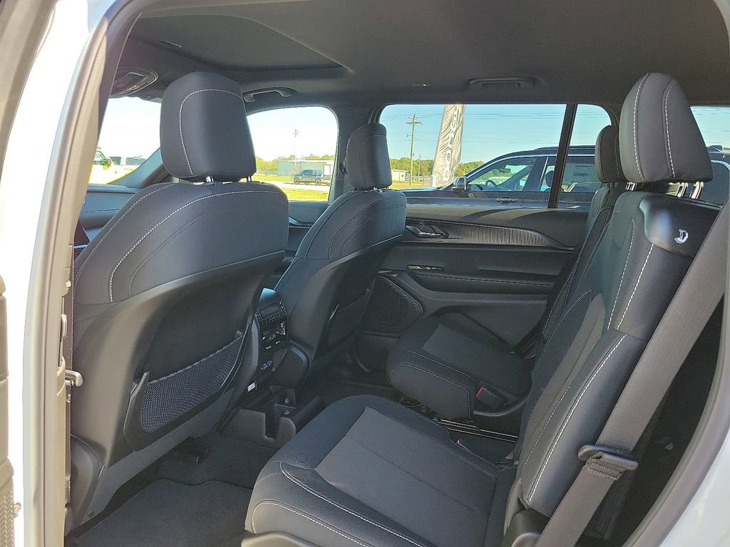 New 2025 Jeep Grand Cherokee L Laredo image 9