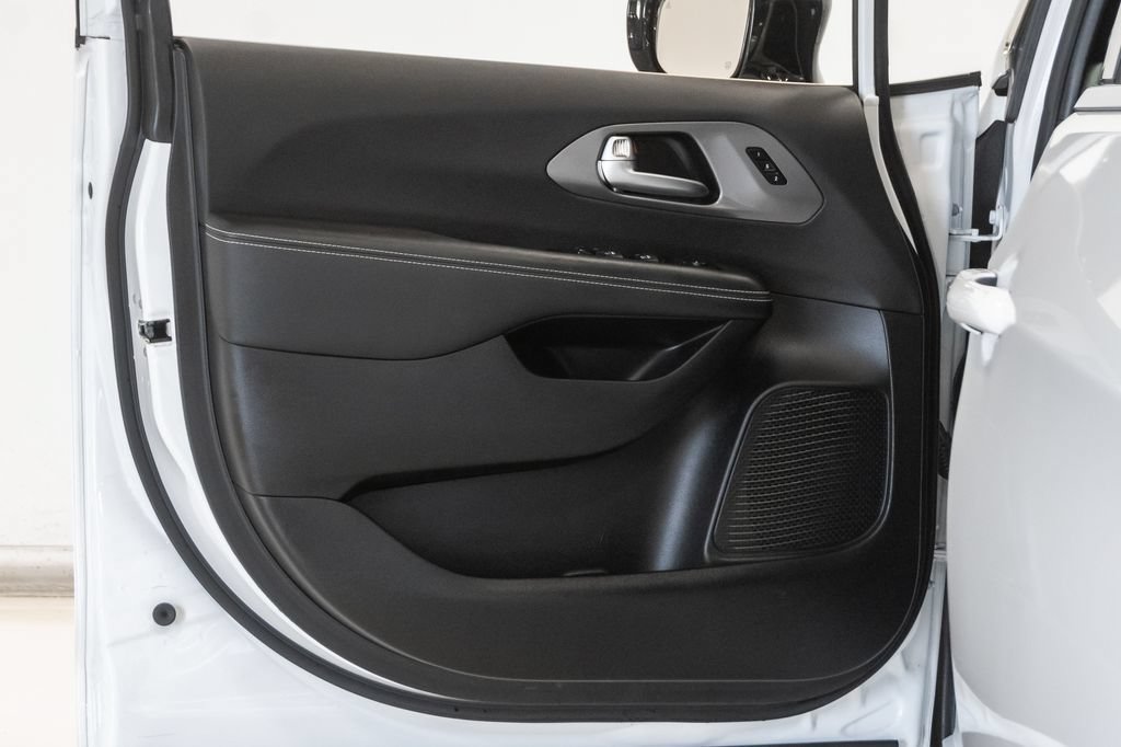 New 2026 Chrysler Pacifica Select FWD image 8