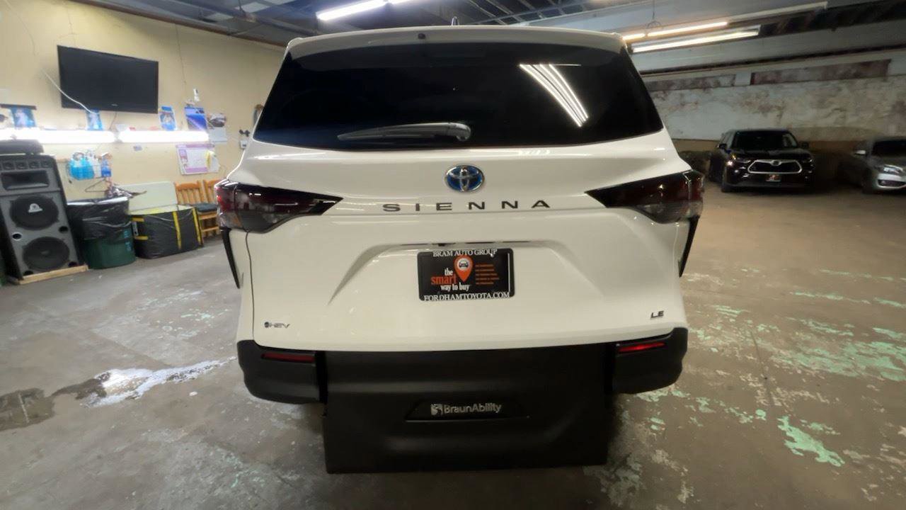 Used 2025 Toyota Sienna LE image 12