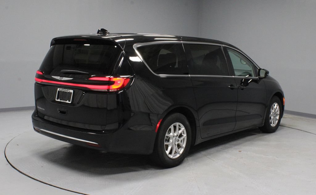 Used 2024 Chrysler Pacifica Touring-L FWD image 10