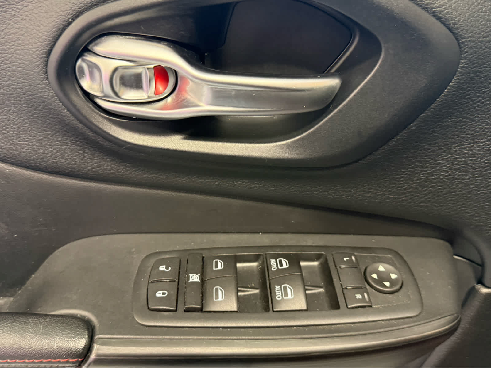 Used 2015 Jeep Cherokee Trailhawk w/ Leather Interior Group AWD/4WD image 25