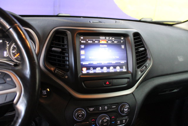 Used 2015 Jeep Cherokee Latitude w/ Comfort/Convenience Group AWD/4WD image 18