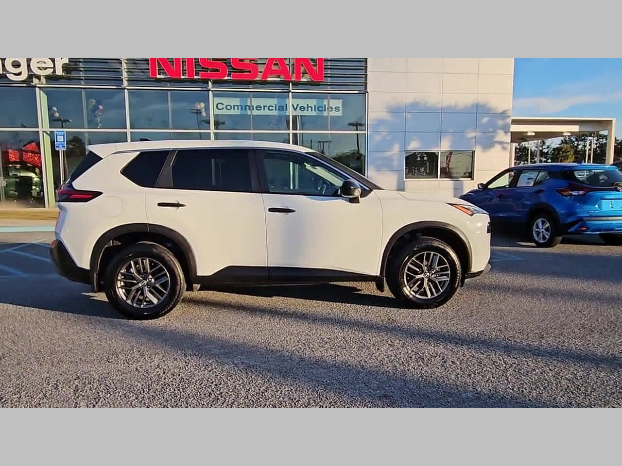 Used 2023 Nissan Rogue S image 34