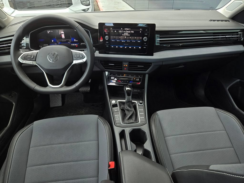 Used 2025 Volkswagen Jetta SE FWD image 15