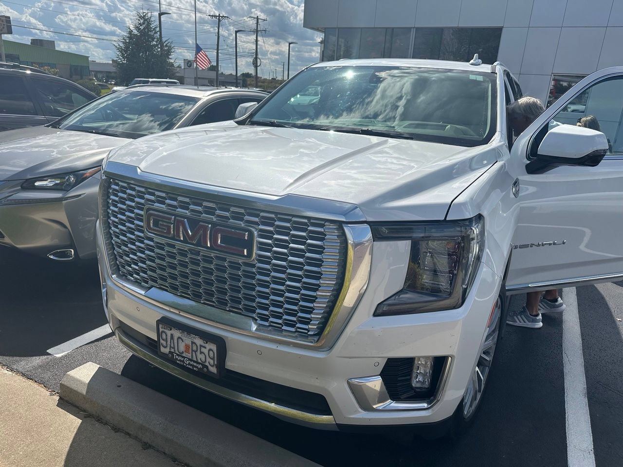 Used 2022 GMC Yukon Denali AWD/4WD image 1