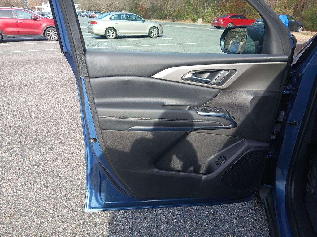 Used 2025 Chevrolet Traverse LT image 11