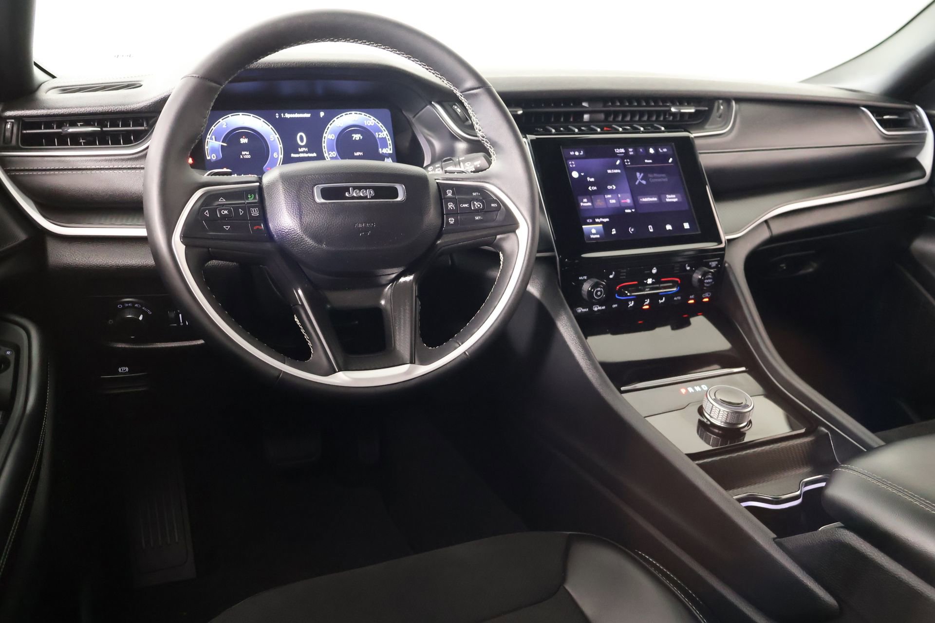 Used 2024 Jeep Grand Cherokee L Laredo RWD image 2