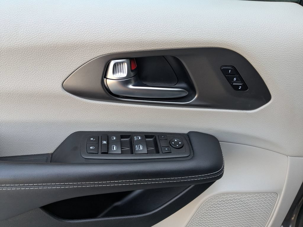 Used 2023 Chrysler Pacifica Touring-L FWD image 28