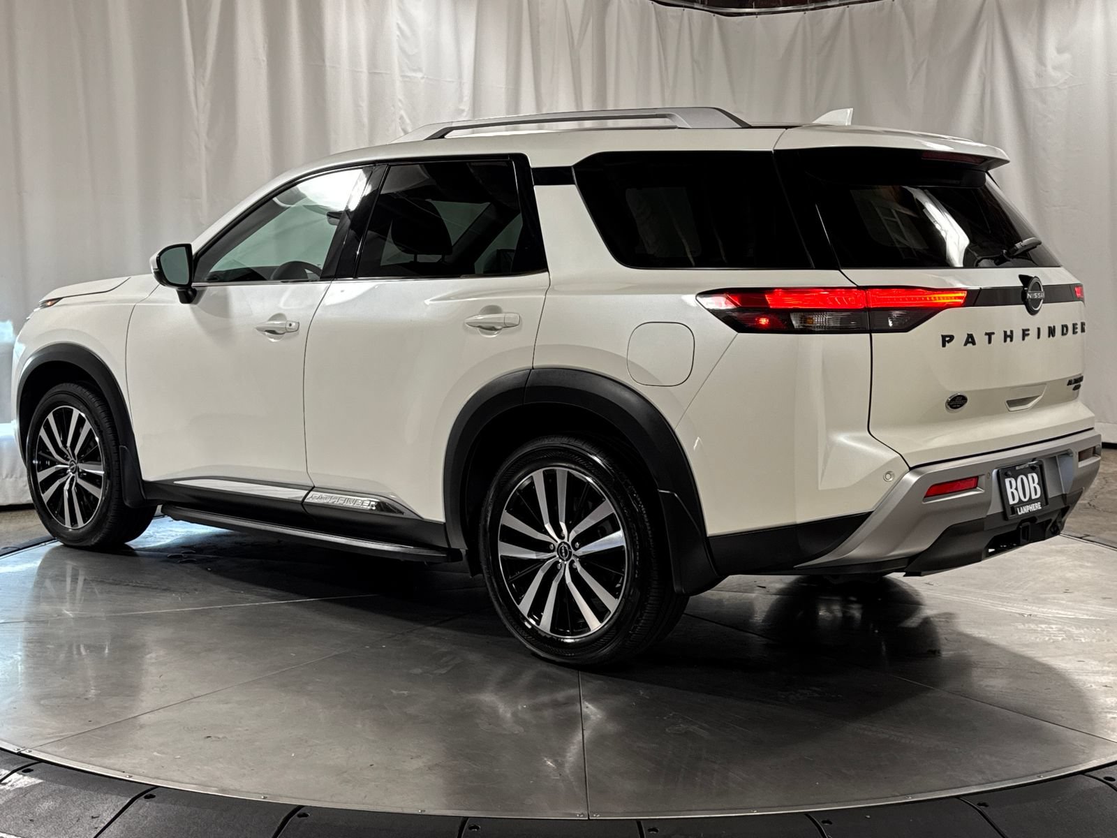 Used 2024 Nissan Pathfinder Platinum w/ Lighting Package (N93) AWD/4WD image 9