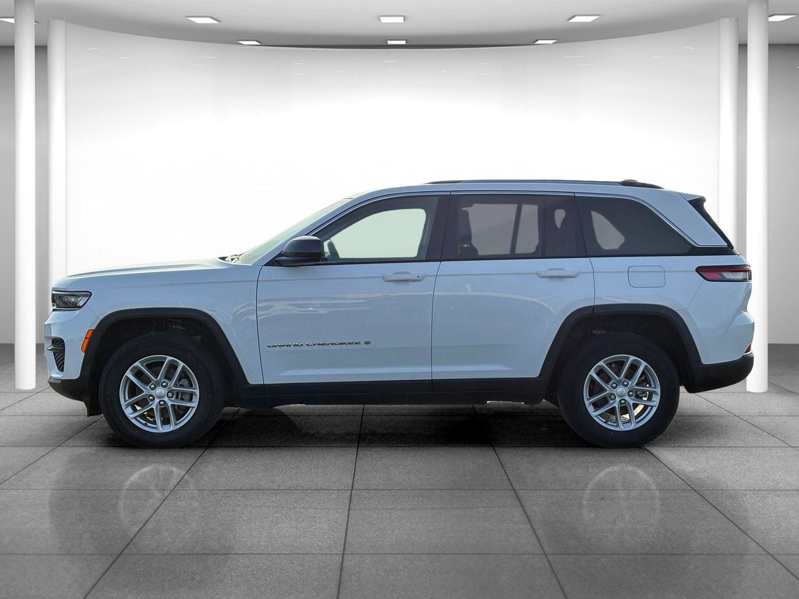 Used 2023 Jeep Grand Cherokee Laredo w/ Luxury Tech Group I image 4