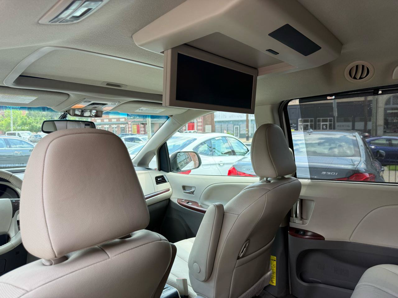 Used 2012 Toyota Sienna XLE w/ Entertainment Pkg FWD image 11