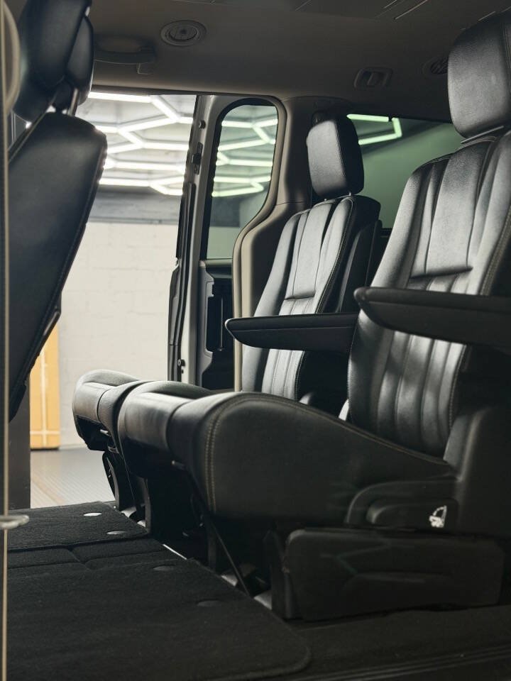 Used 2015 Chrysler Town & Country Touring w/ Driver Convenience Group FWD image 9