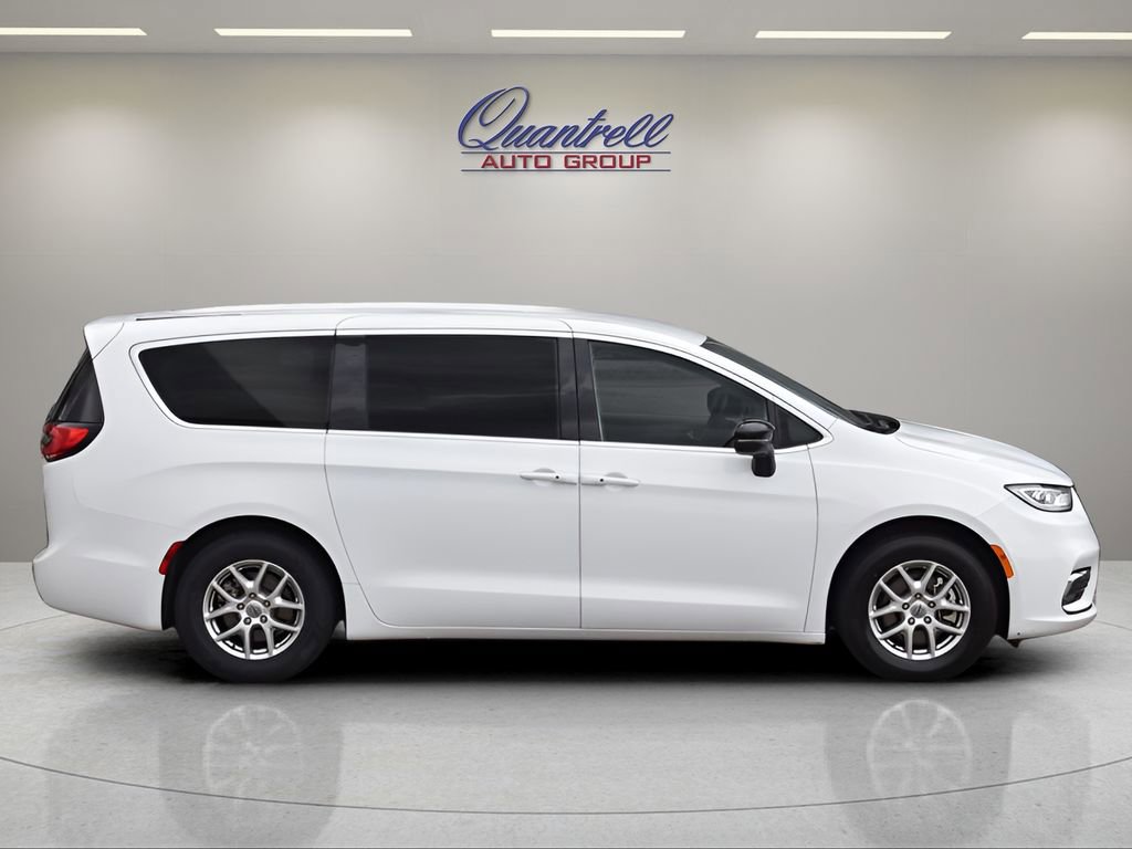 Used 2024 Chrysler Pacifica Touring-L image 3