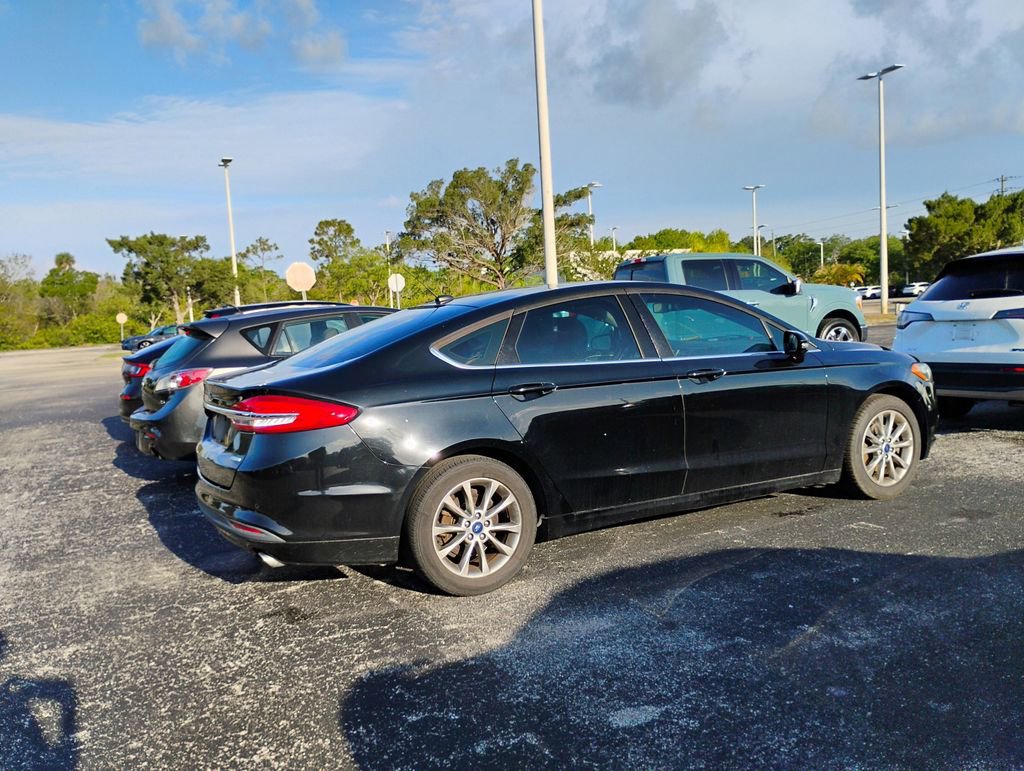 Used 2017 Ford Fusion SE FWD image 3