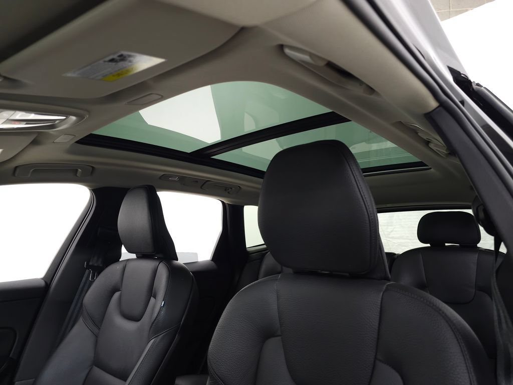 Certified 2025 Volvo XC60 B5 Plus AWD/4WD image 17