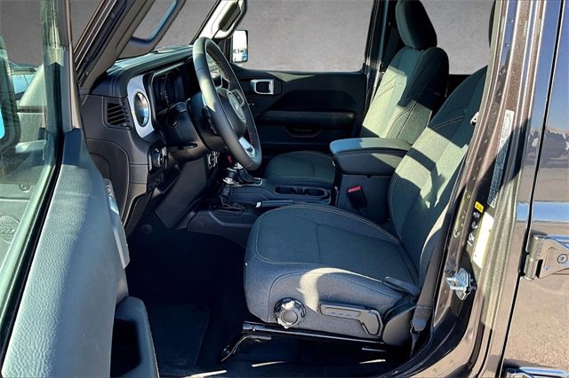 Used 2025 Jeep Wrangler Sahara image 23