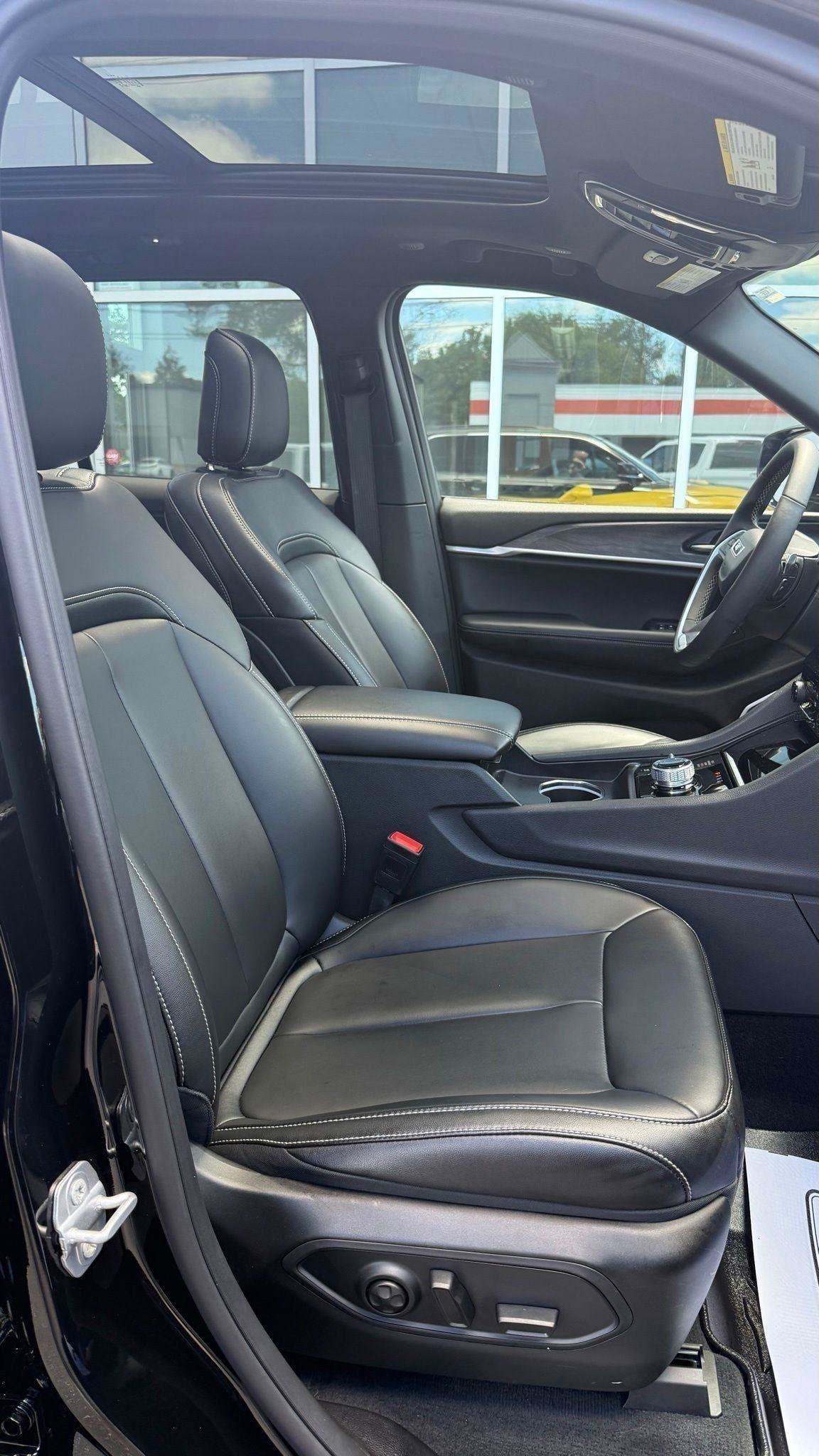 Used 2025 Jeep Grand Cherokee Limited 4xe AWD/4WD image 17