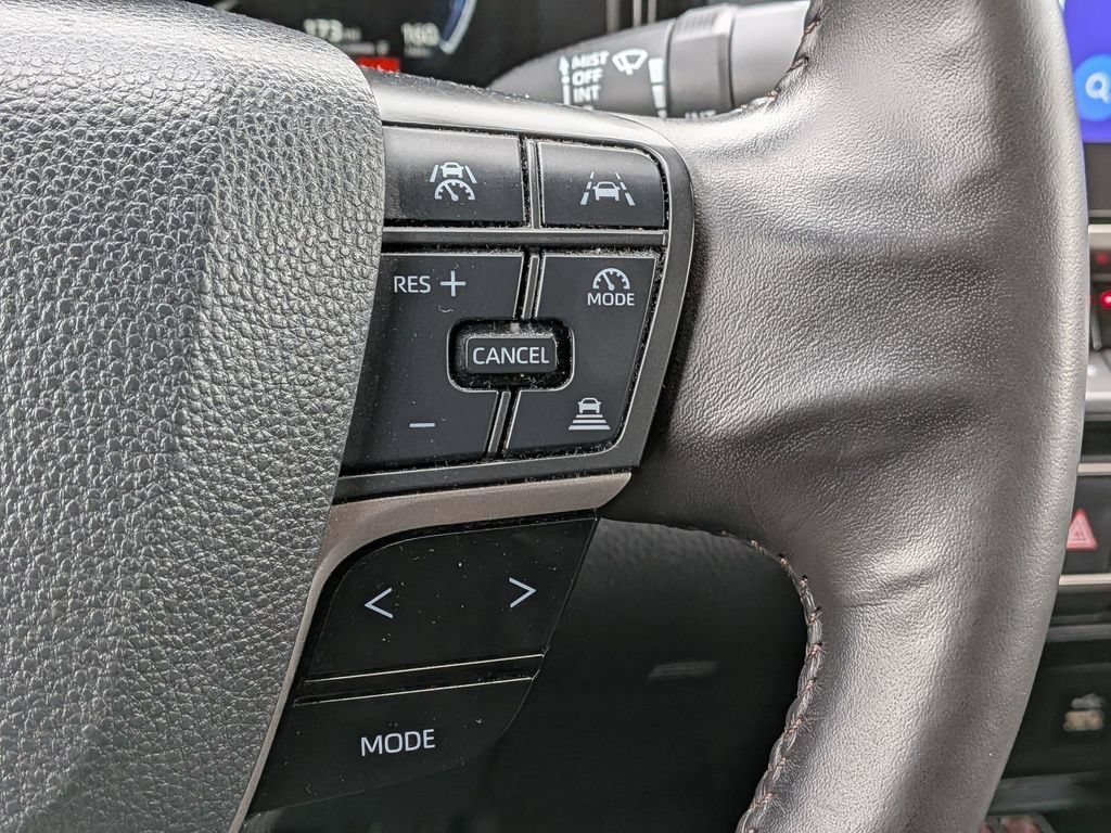 Used 2025 Toyota Camry XLE AWD/4WD image 17