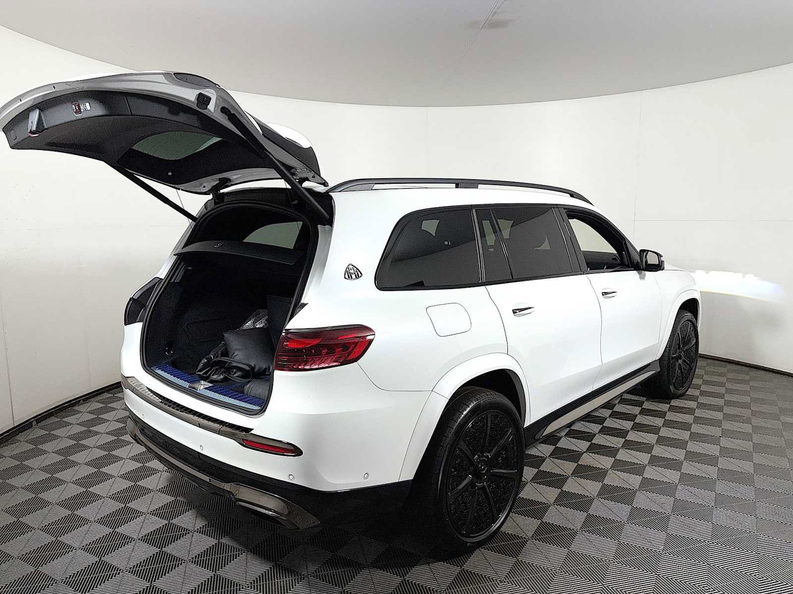 Used 2025 Mercedes-Benz Maybach GLS 600 4MATIC image 23