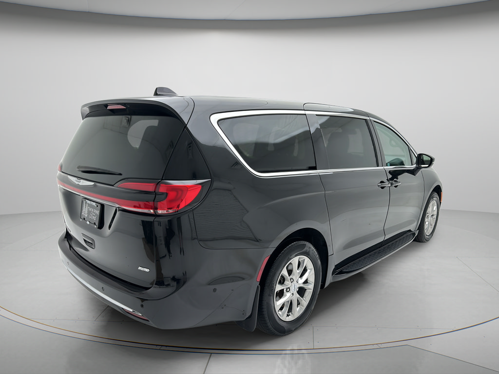 Used 2023 Chrysler Pacifica Touring-L AWD/4WD image 3