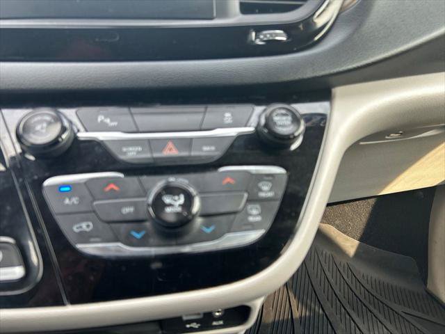 Certified 2017 Chrysler Pacifica Touring FWD image 23