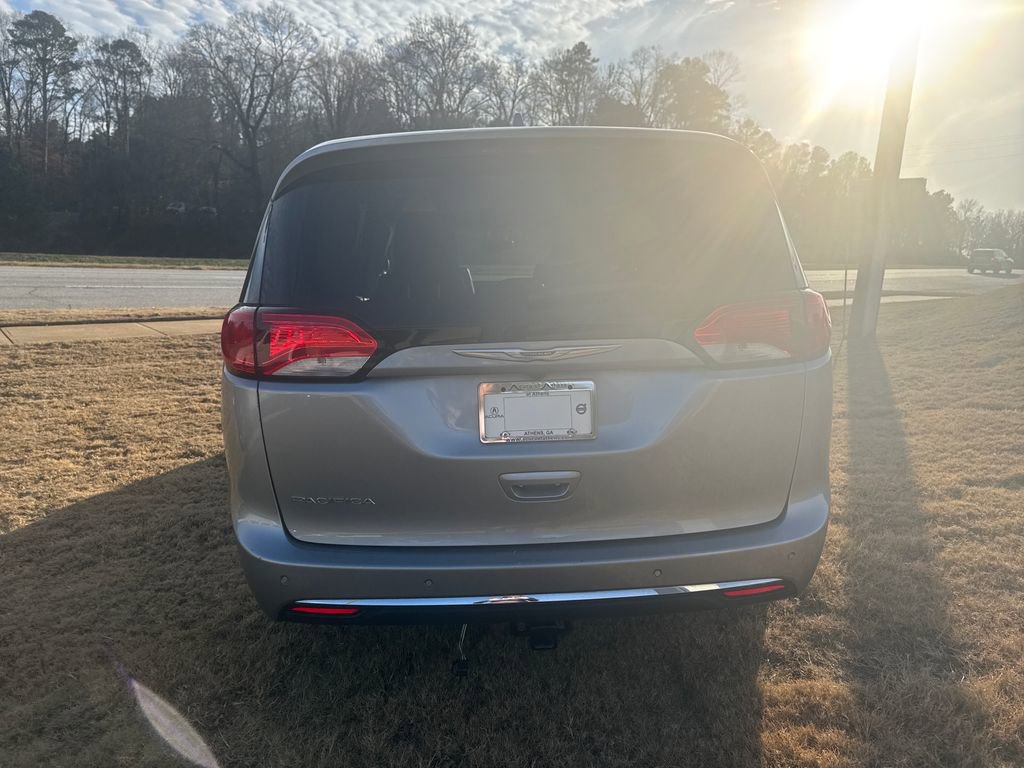 Used 2017 Chrysler Pacifica Touring-L Plus w/ Tire & Wheel Group image 4