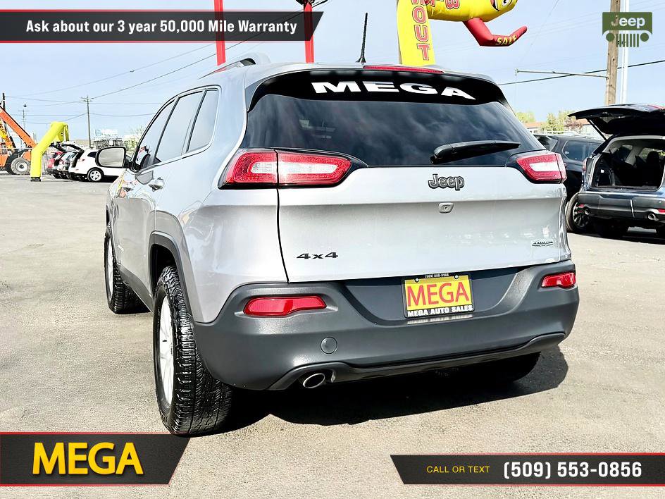 Used 2017 Jeep Cherokee Latitude AWD/4WD image 9
