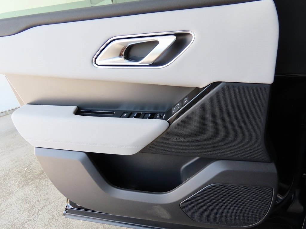 Used 2025 Land Rover Range Rover Velar Dynamic SE image 46