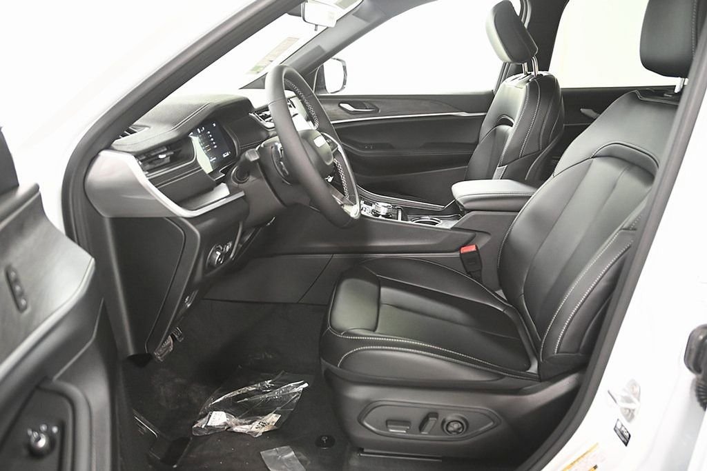 New 2025 Jeep Grand Cherokee L Limited w/ Black Appearance Package image 11