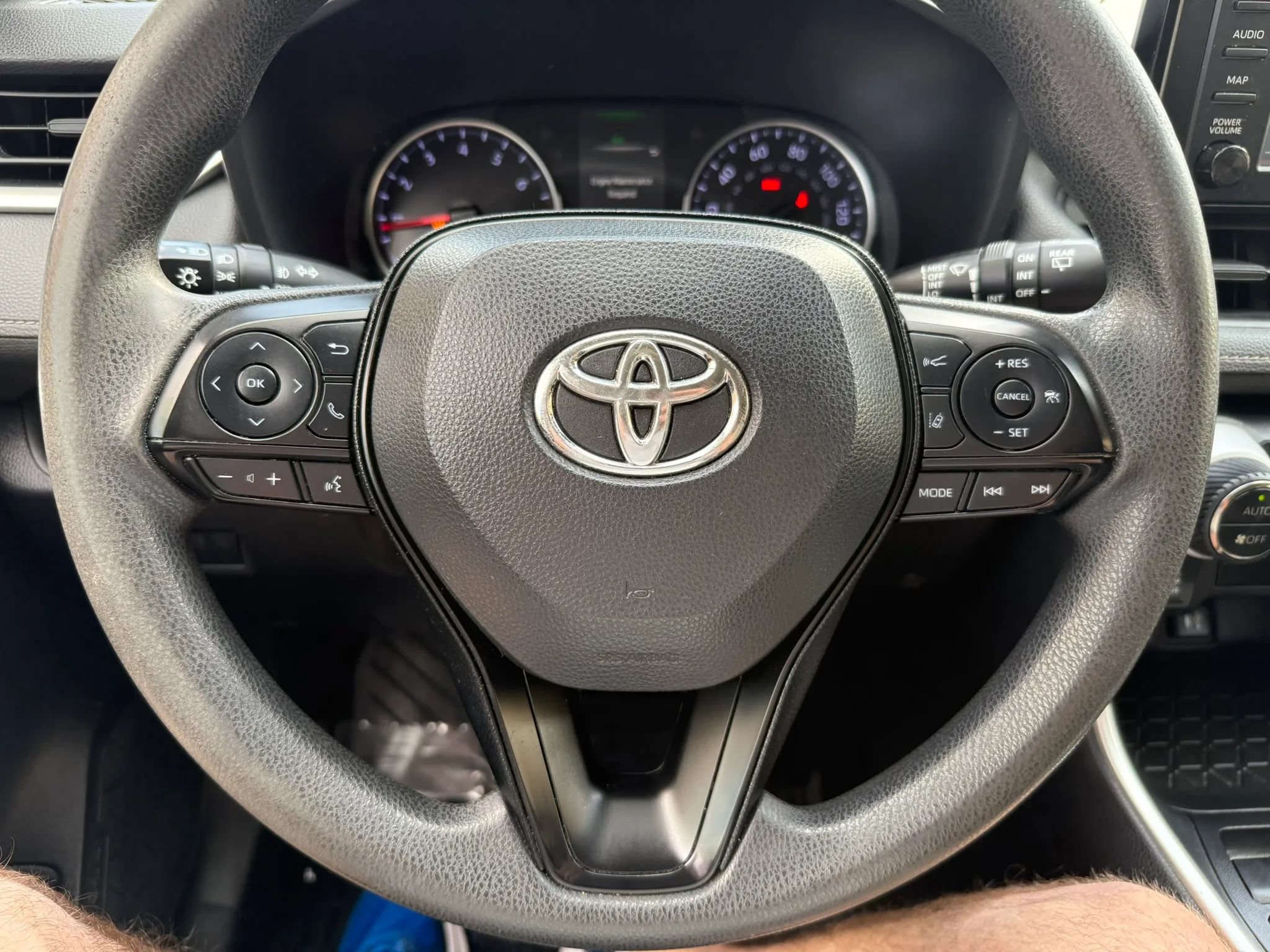 Used 2019 Toyota RAV4 XLE w/ Carpet Mat Package FWD image 11