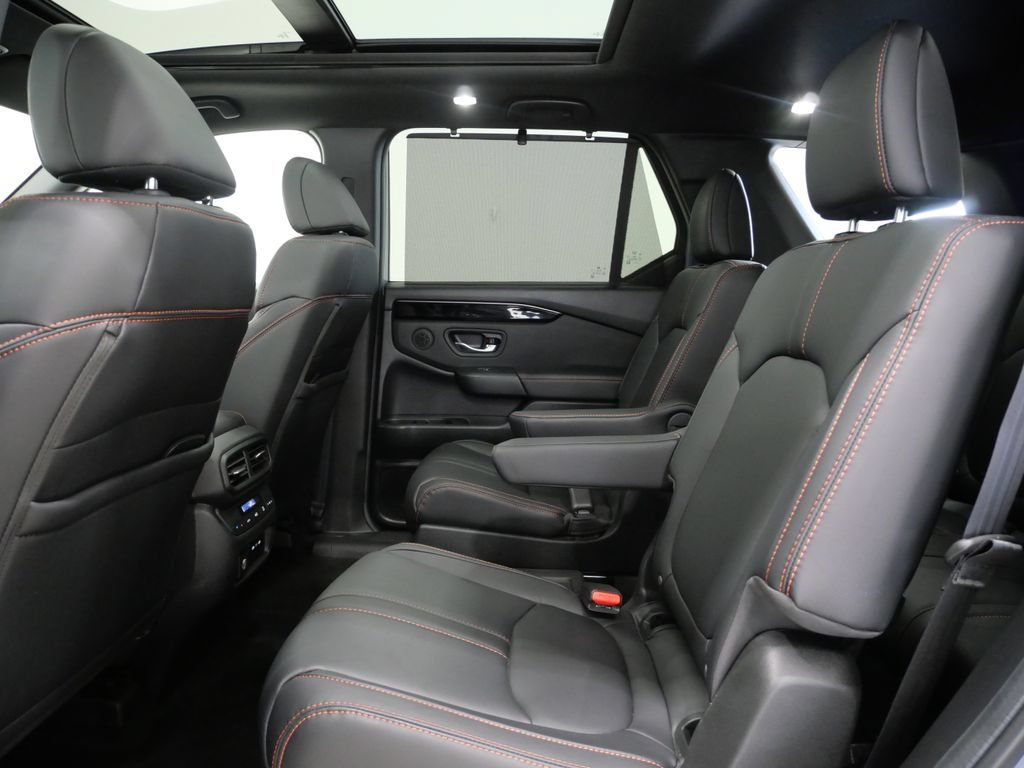 Used 2025 Honda Pilot TrailSport image 25