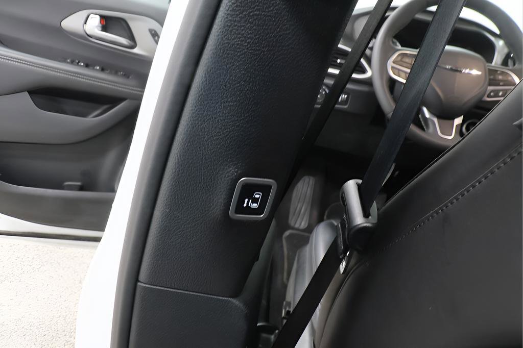 Used 2025 Chrysler Pacifica Select FWD image 24
