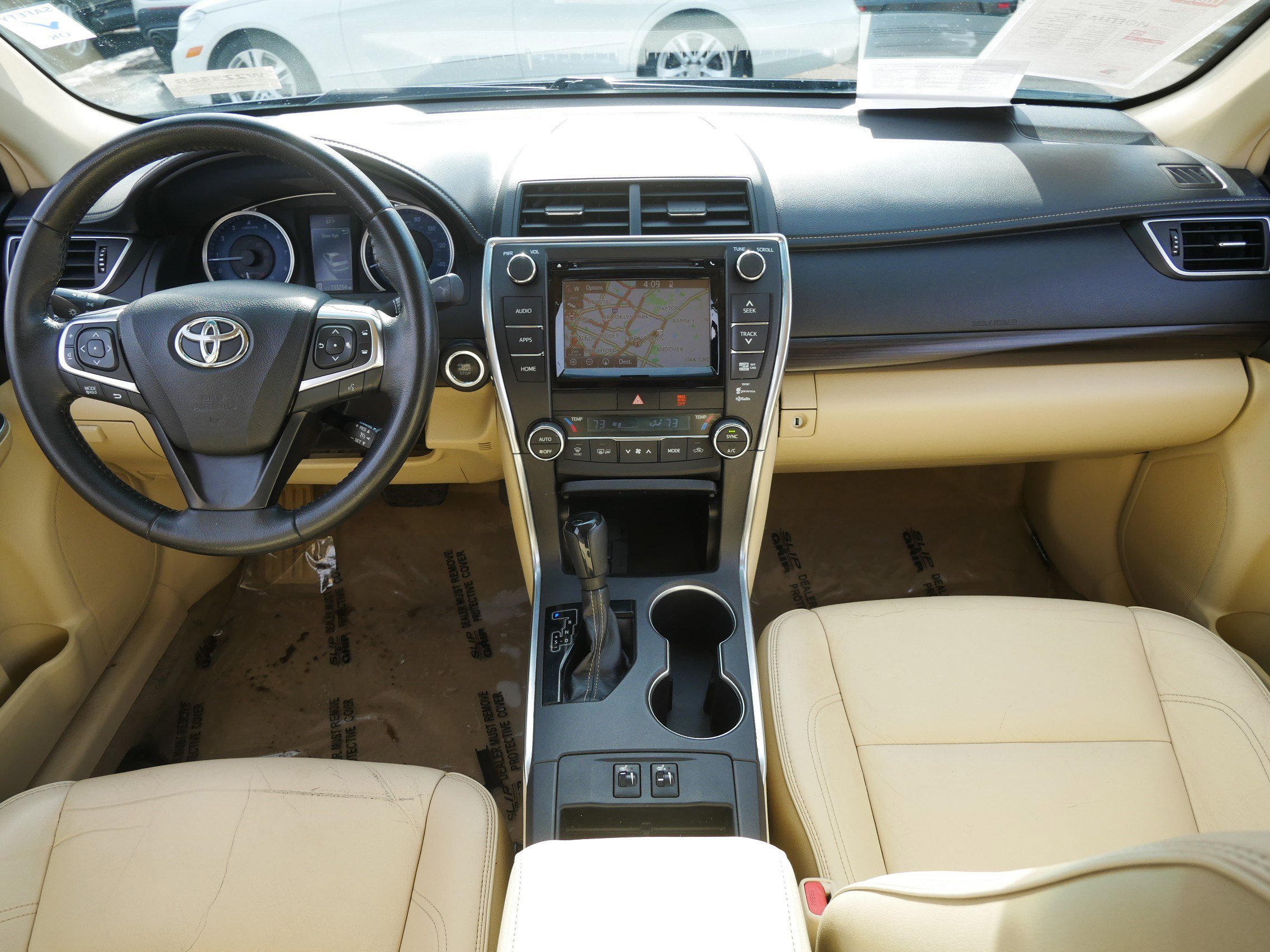 Used 2015 Toyota Camry XLE w/ Moonroof Package image 10