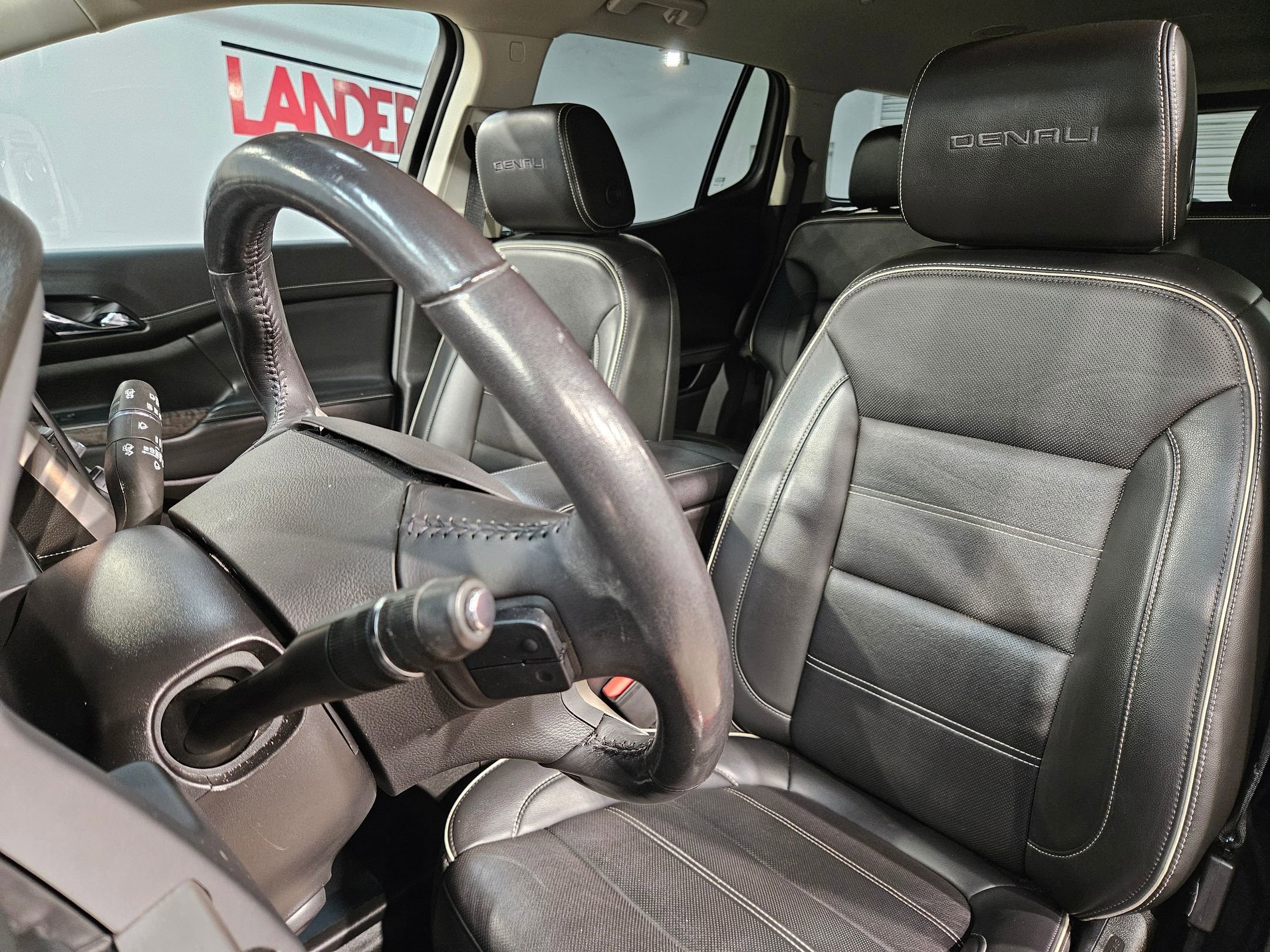 Used 2022 GMC Acadia Denali image 25