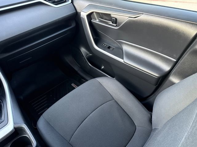 Used 2020 Toyota RAV4 LE FWD image 16