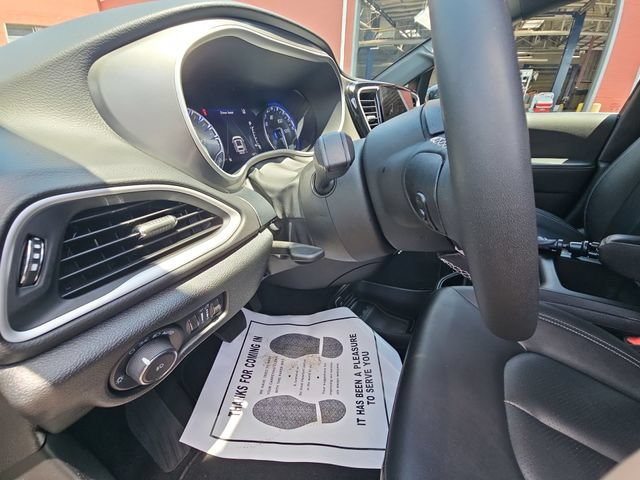 Used 2025 Chrysler Pacifica Select FWD image 11