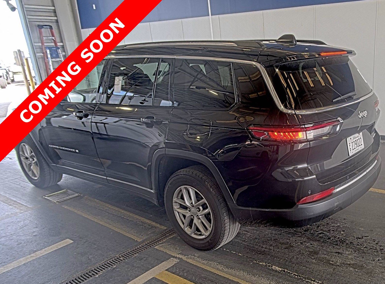Used 2023 Jeep Grand Cherokee L Laredo RWD image 3