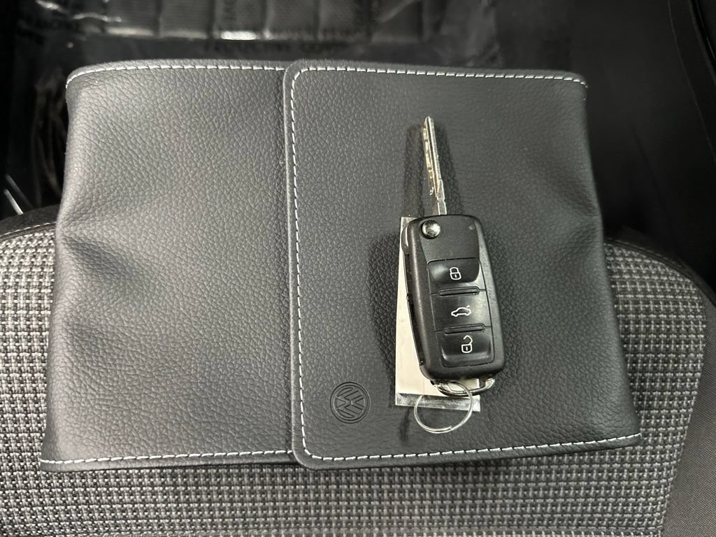 Used 2019 Volkswagen Beetle 2.0T S FWD image 35