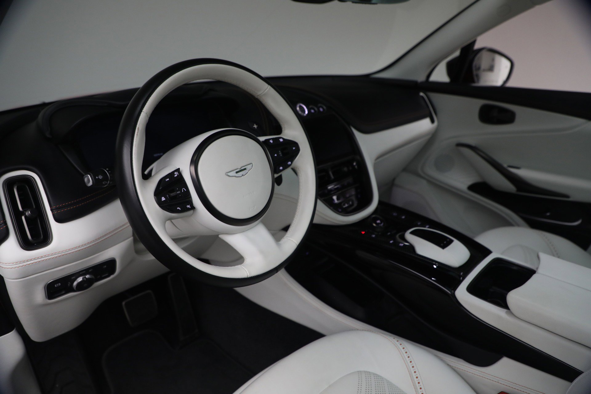 Used 2024 Aston Martin DBX 707 image 17