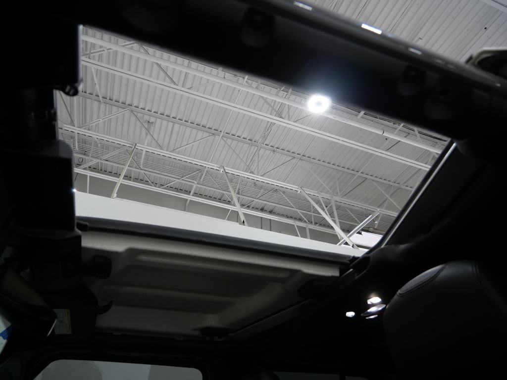Certified 2023 Jeep Gladiator Overland AWD/4WD image 4