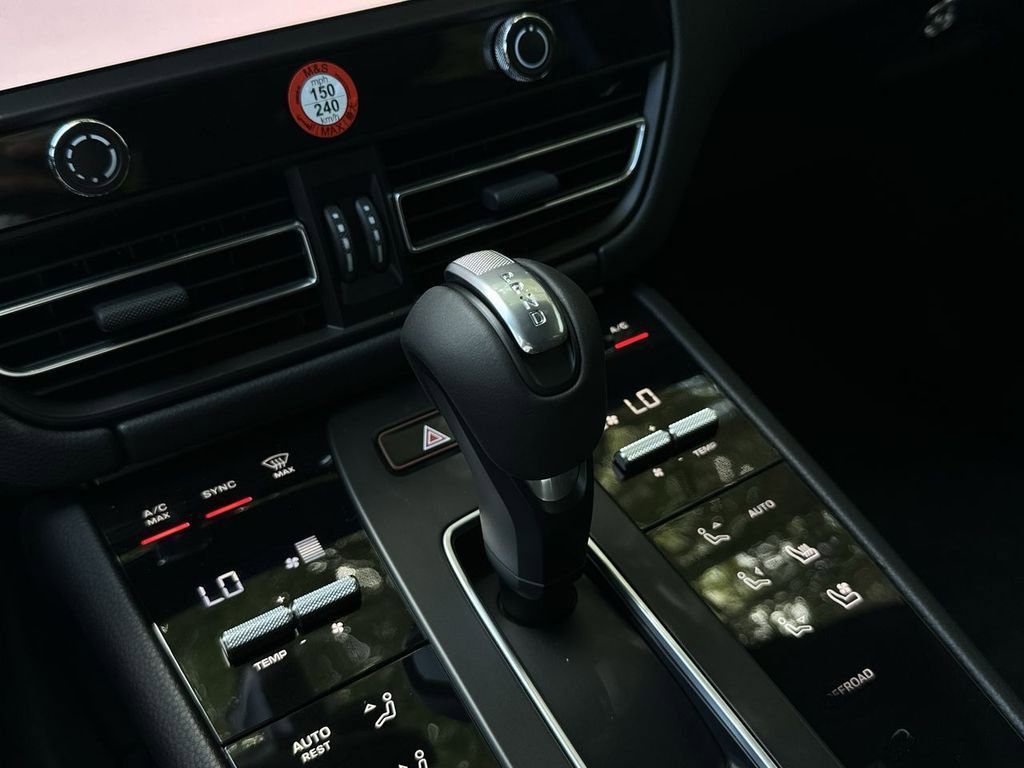 Certified 2025 Porsche Macan image 16