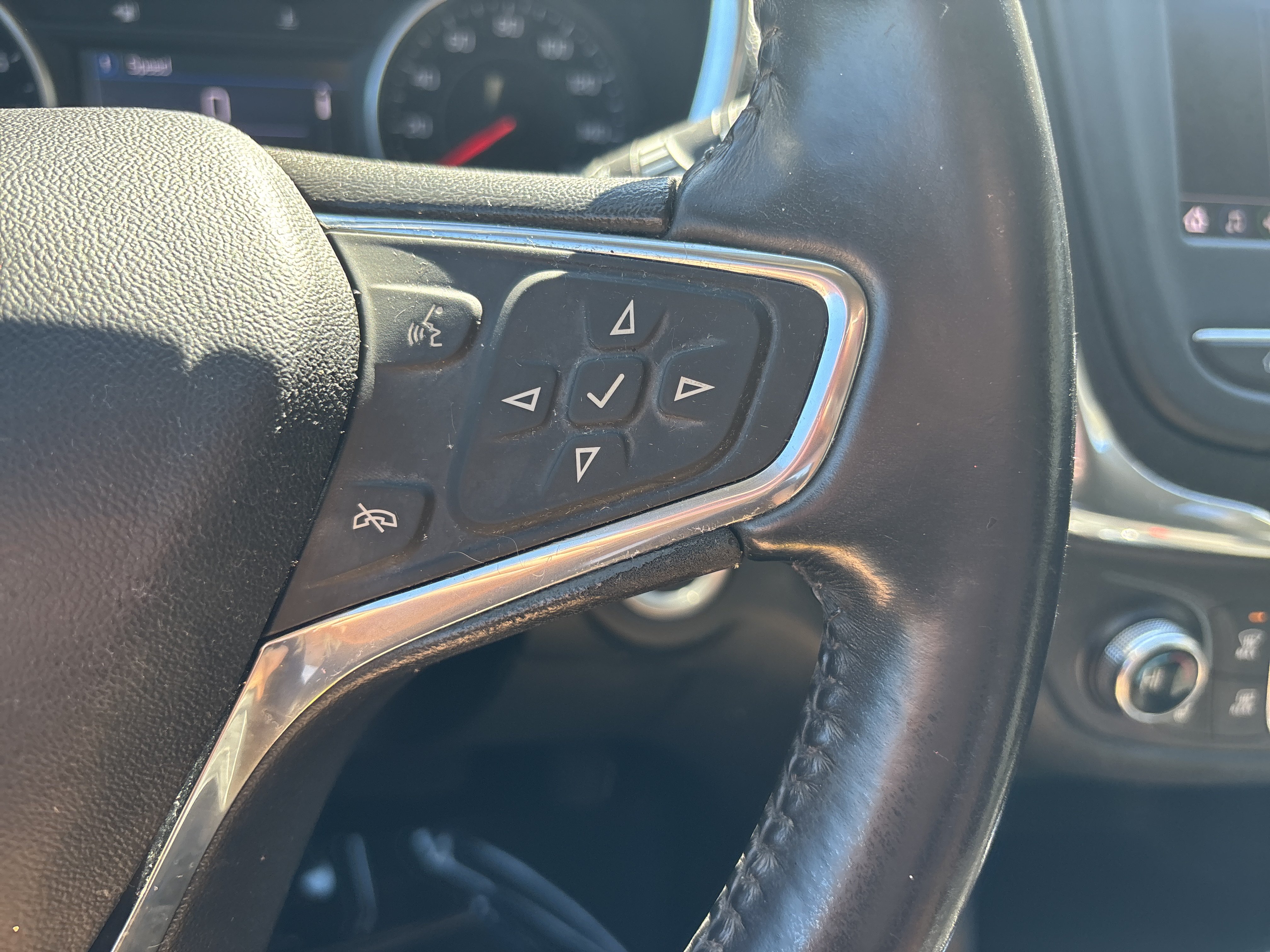 Used 2020 Chevrolet Equinox LT FWD image 24