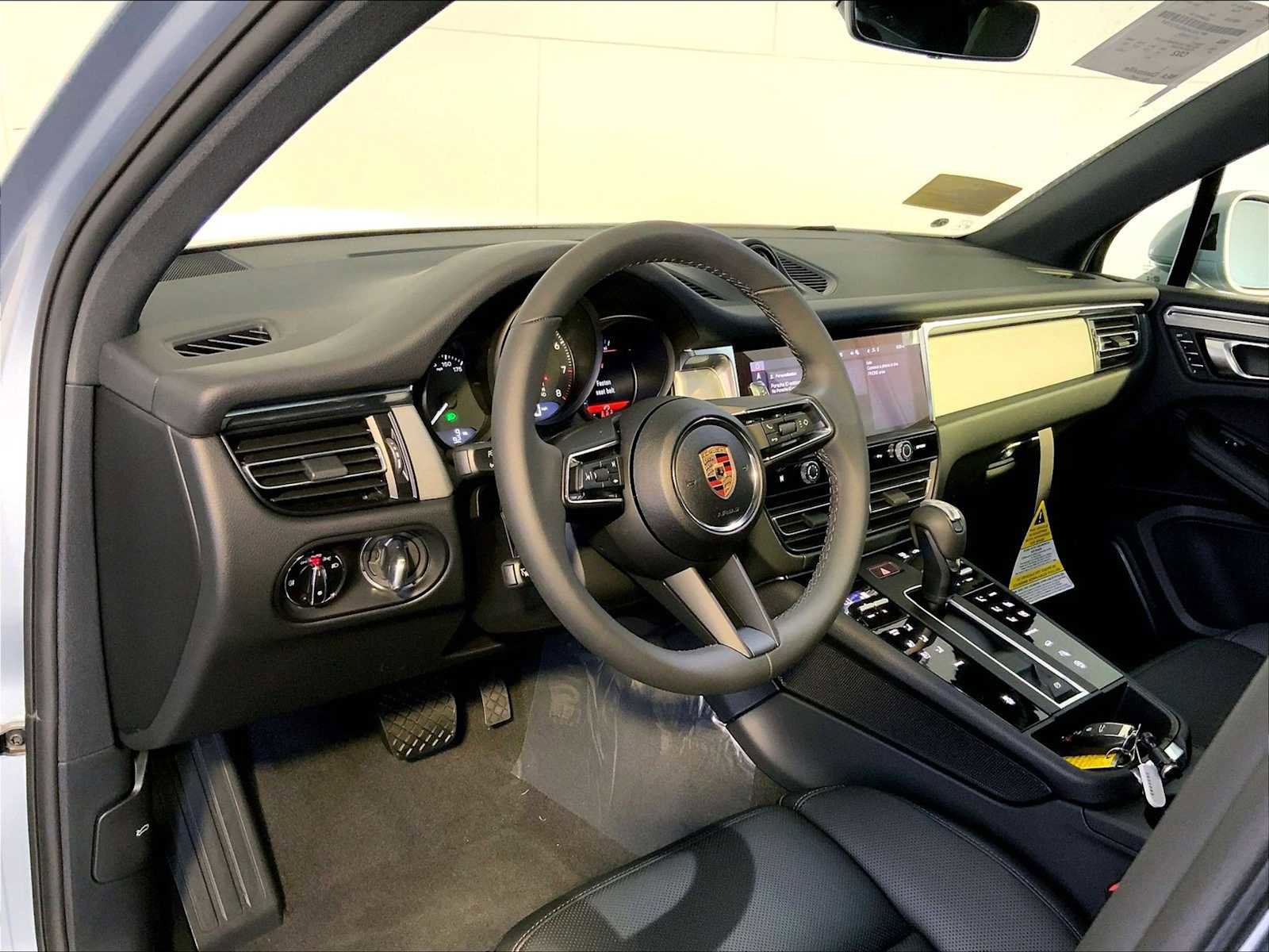 New 2025 Porsche Macan image 4