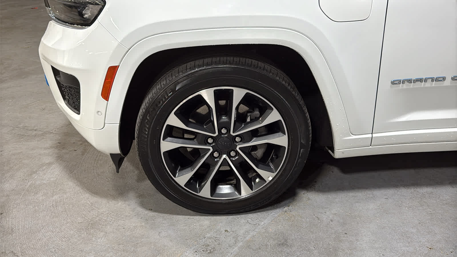 Used 2023 Jeep Grand Cherokee Overland AWD/4WD image 8