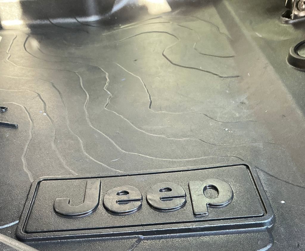 Used 2018 Jeep Wrangler Unlimited Sahara AWD/4WD image 31