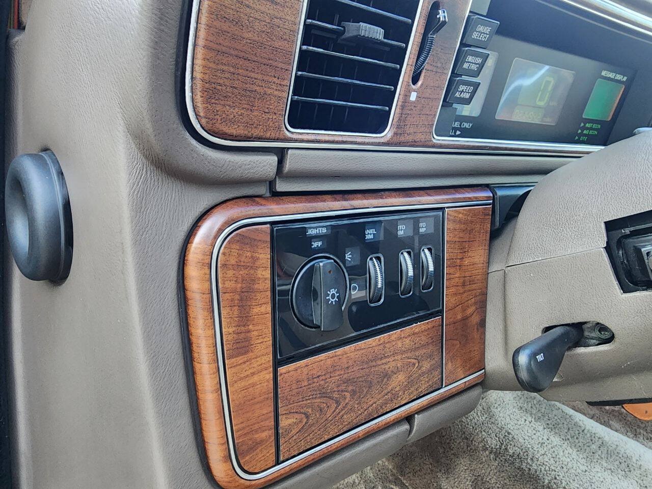 Used 1988 Lincoln Continental Signature FWD image 26