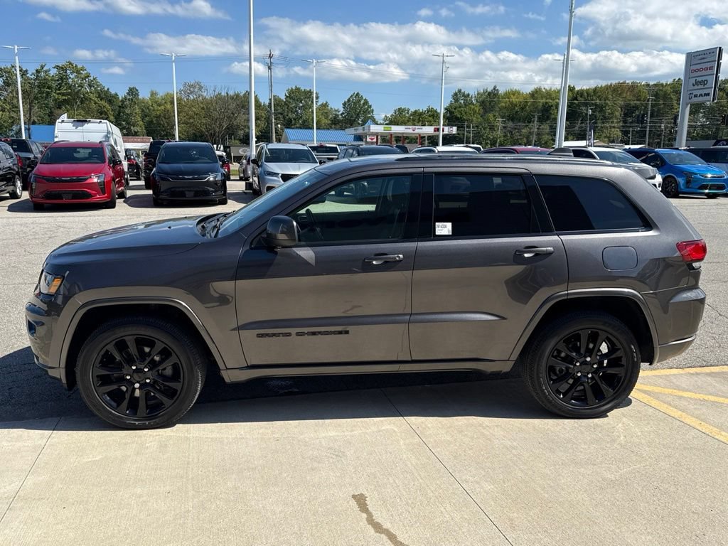 Used 2021 Jeep Grand Cherokee Laredo X AWD/4WD image 9